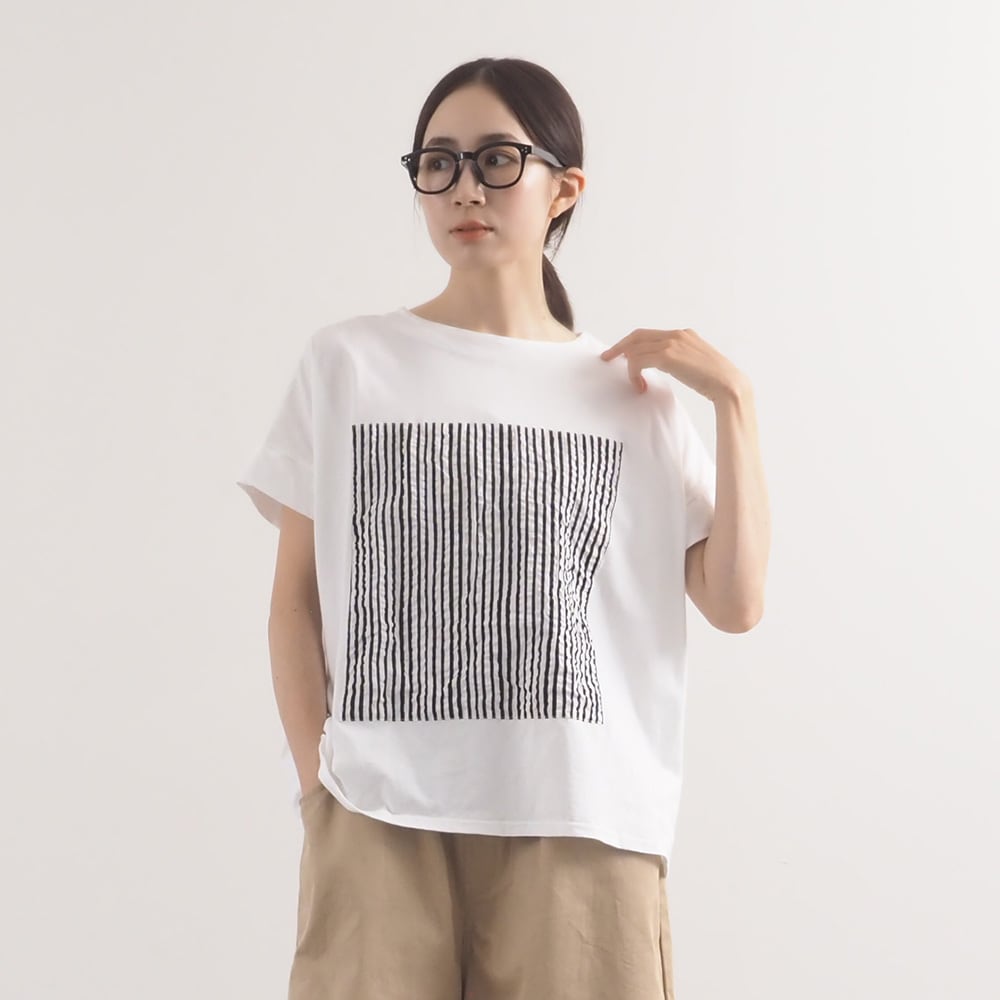 ナチュラルソフト天竺 レクタングルパネルTシャツ　tシャツを着た女性の正面