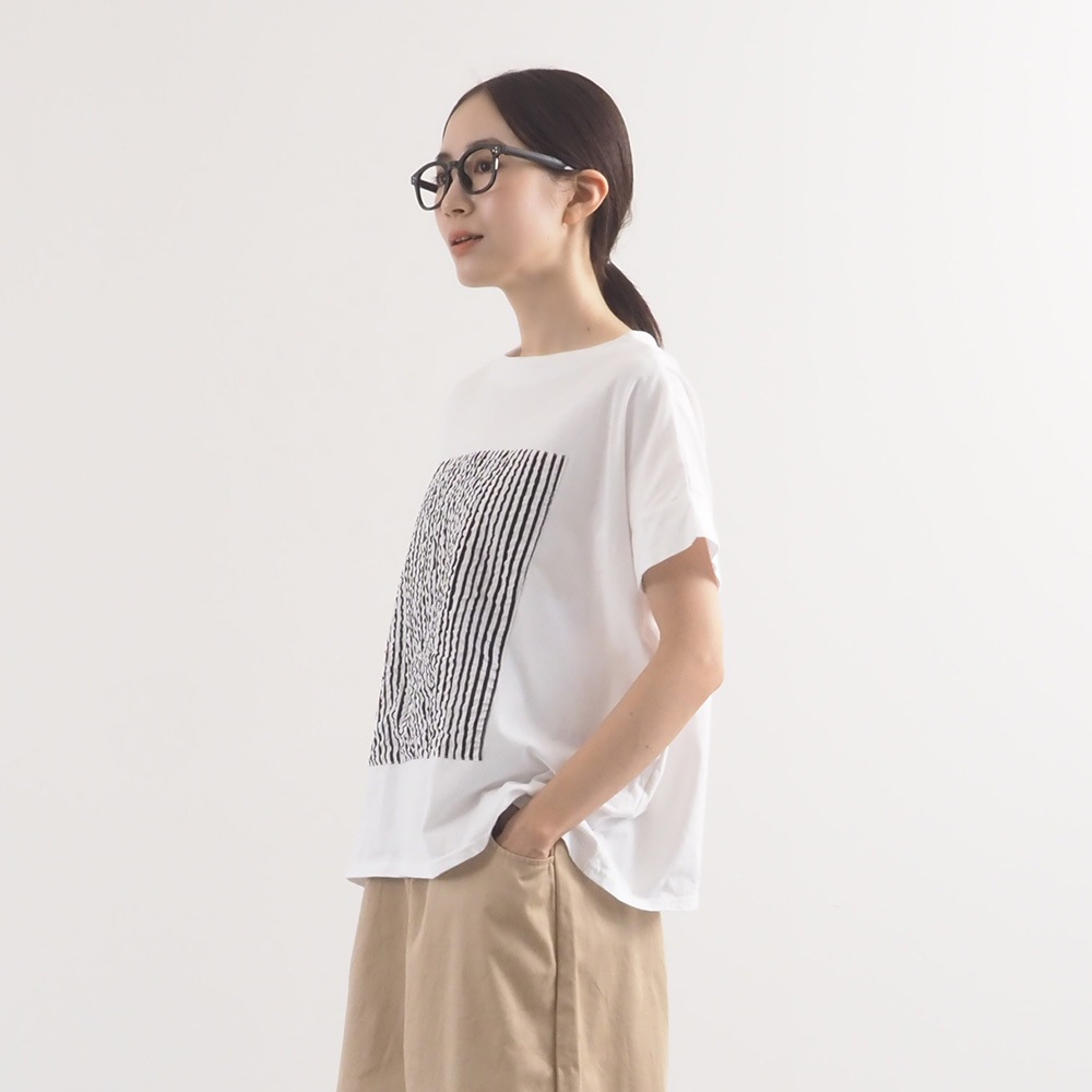 ナチュラルソフト天竺 レクタングルパネルTシャツ　tシャツを着た女性の正面