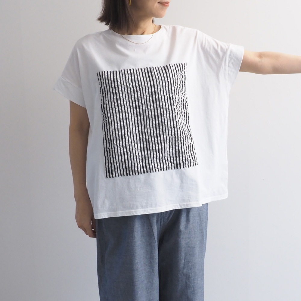 ナチュラルソフト天竺 レクタングルパネルTシャツ　tシャツを着た女性の全身