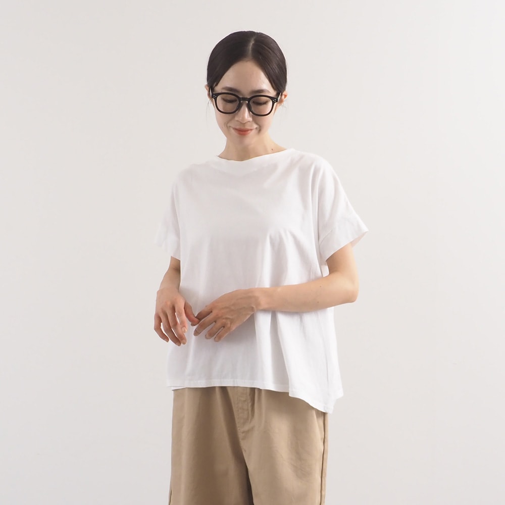 ナチュラルソフト天竺 レクタングルパネルTシャツ　tシャツを着た女性の正面