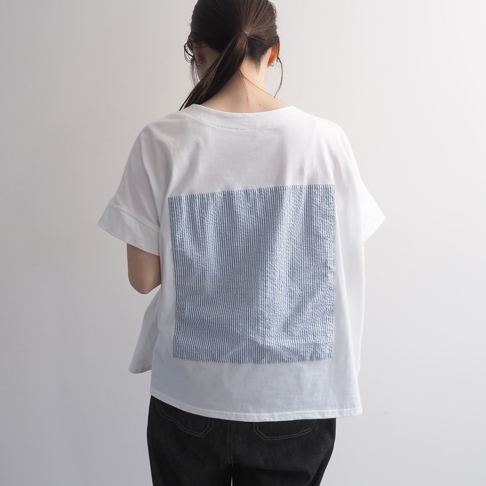 ナチュラルソフト天竺 レクタングルパネルTシャツ　tシャツを着た女性の正面