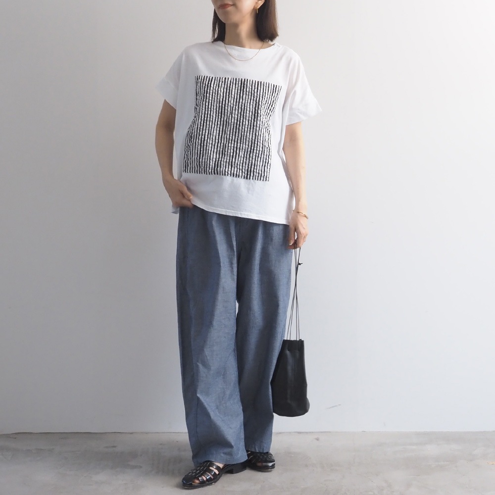 ナチュラルソフト天竺 レクタングルパネルTシャツ　tシャツを着た女性の全身
