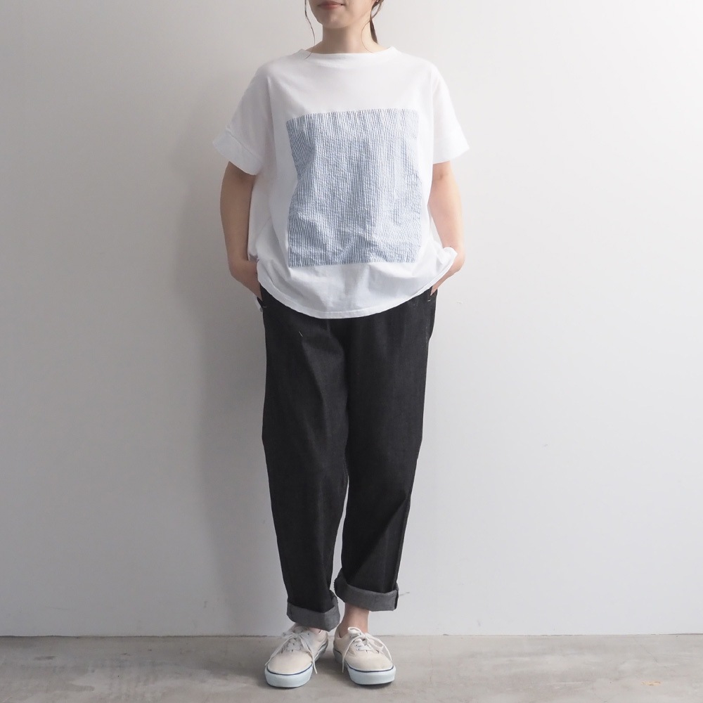 ナチュラルソフト天竺 レクタングルパネルTシャツ　tシャツを着た女性の全身