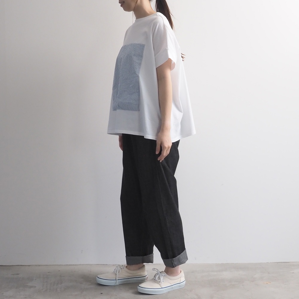 ナチュラルソフト天竺 レクタングルパネルTシャツ　tシャツを着た女性の全身