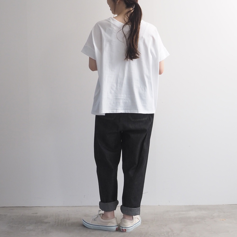 ナチュラルソフト天竺 レクタングルパネルTシャツ　tシャツを着た女性の全身