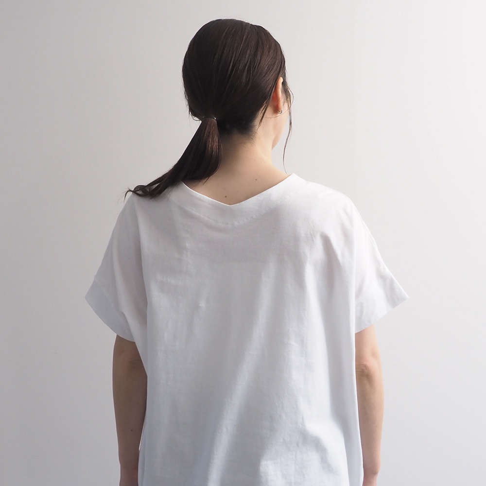 ナチュラルソフト天竺 レクタングルパネルTシャツ　tシャツを着た女性の全身