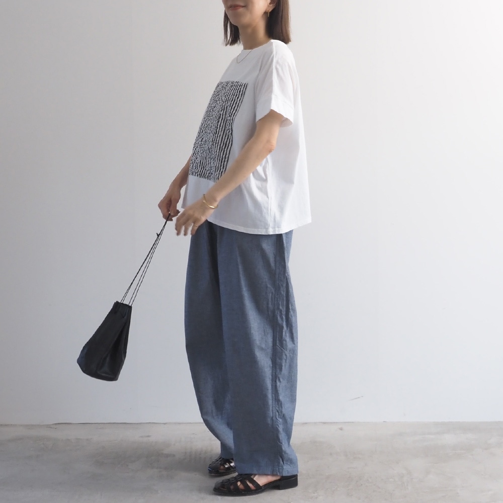 ナチュラルソフト天竺 レクタングルパネルTシャツ　tシャツを着た女性の全身