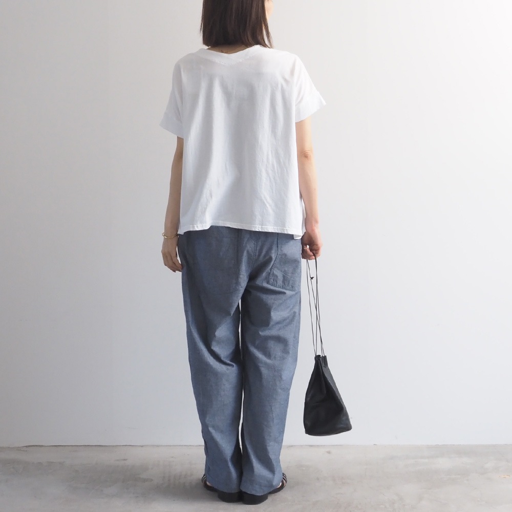 ナチュラルソフト天竺 レクタングルパネルTシャツ　tシャツを着た女性の全身