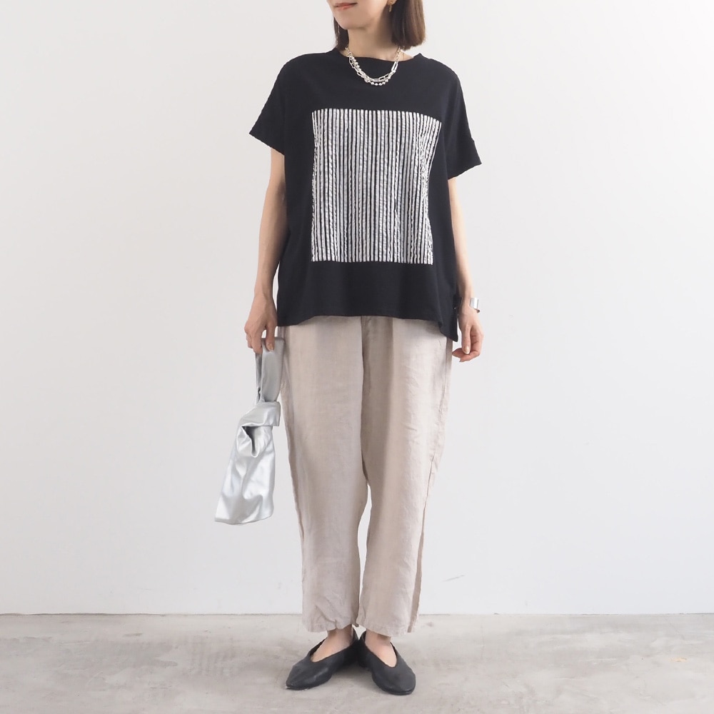 ナチュラルソフト天竺 レクタングルパネルTシャツ　tシャツを着た女性の全身