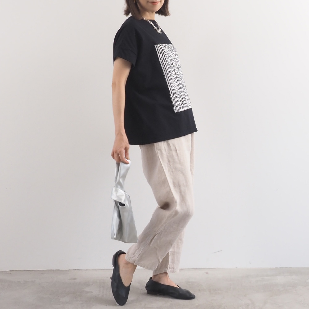 ナチュラルソフト天竺 レクタングルパネルTシャツ　tシャツを着た女性の全身