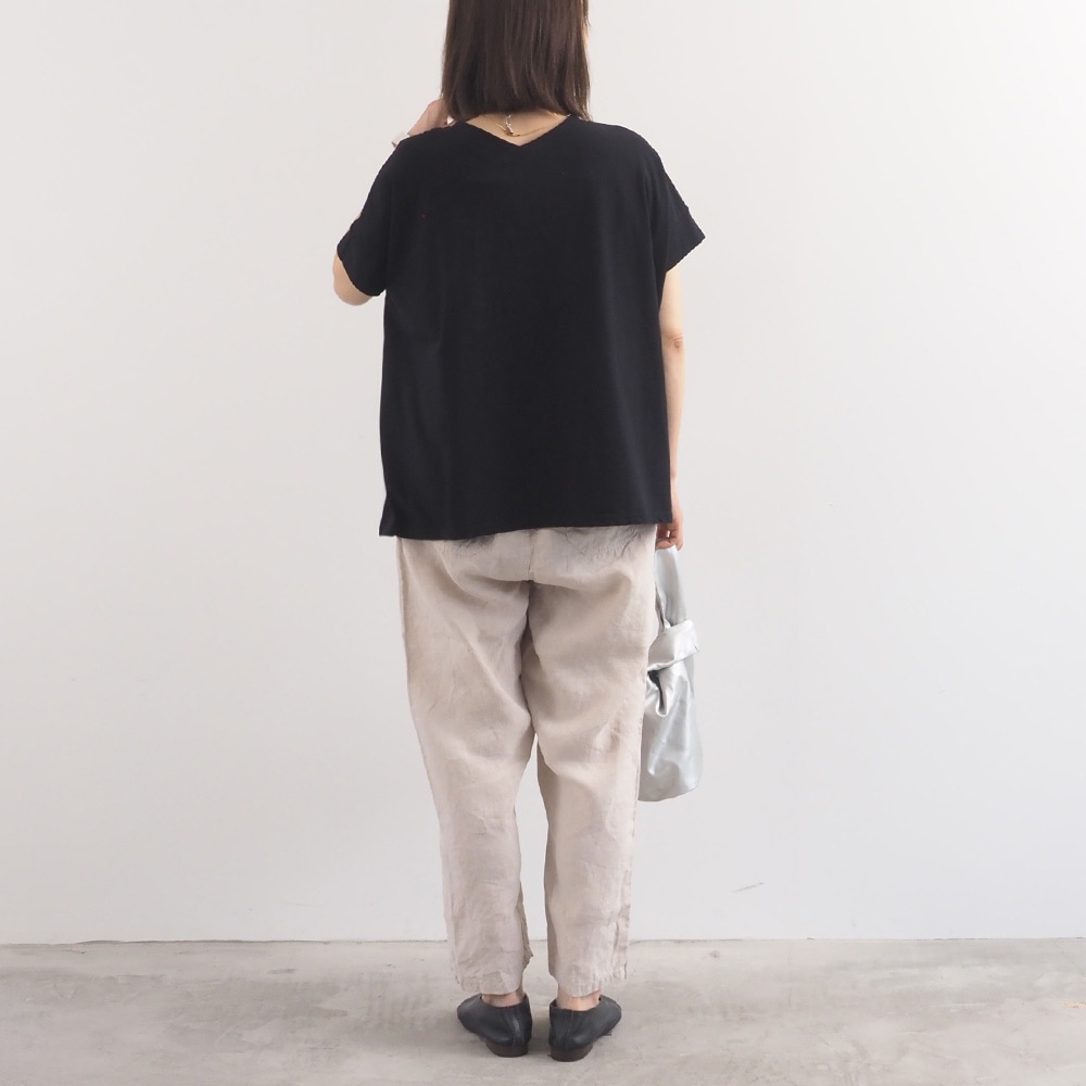 ナチュラルソフト天竺 レクタングルパネルTシャツ　tシャツを着た女性の全身
