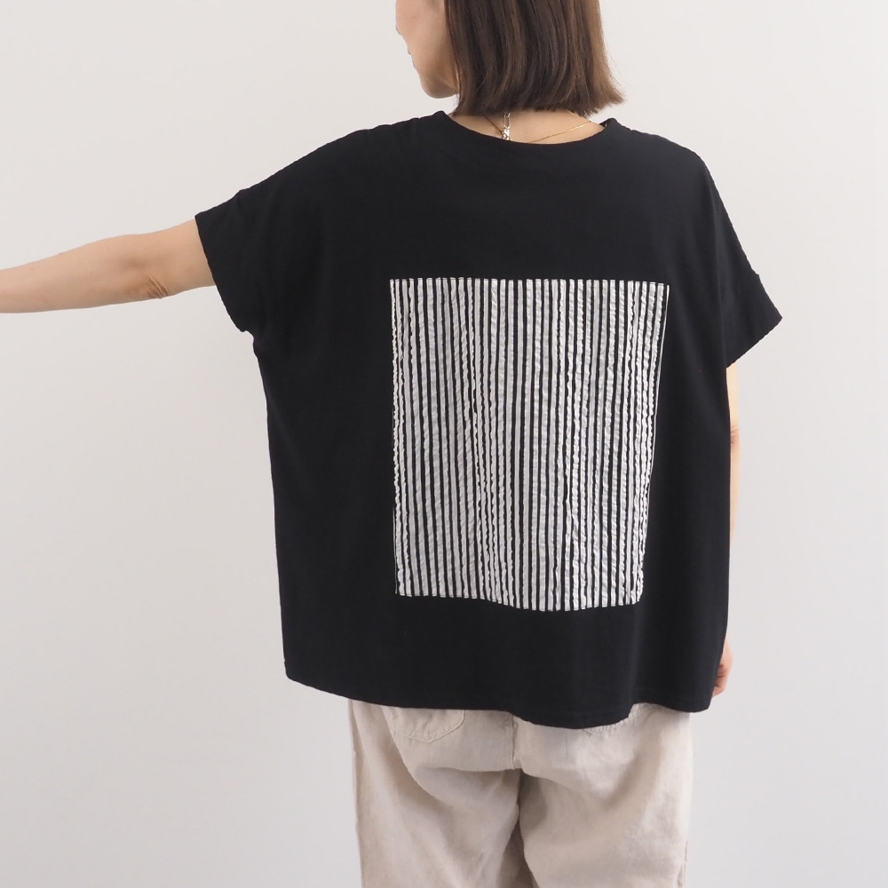 ナチュラルソフト天竺 レクタングルパネルTシャツ　tシャツを着た女性の全身