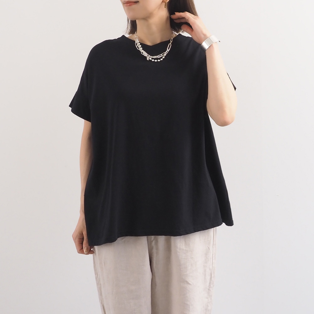 ナチュラルソフト天竺 レクタングルパネルTシャツ　tシャツを着た女性の全身