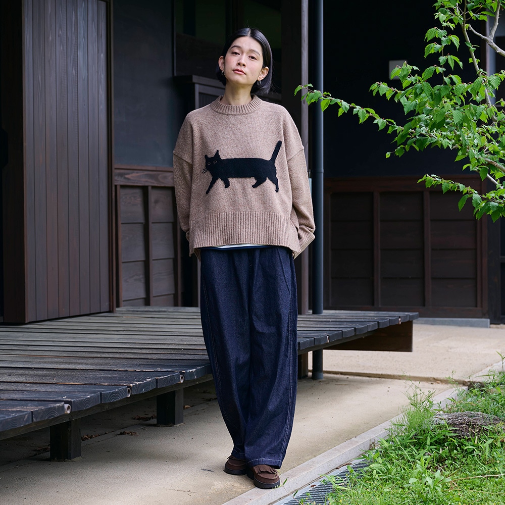 エアーヤーンコットン くろねこコモドニット ニットを着た女性の全身