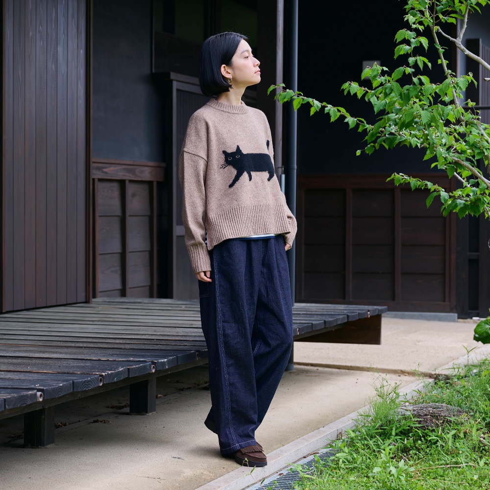 エアーヤーンコットン くろねこコモドニット ニットを着た女性の全身