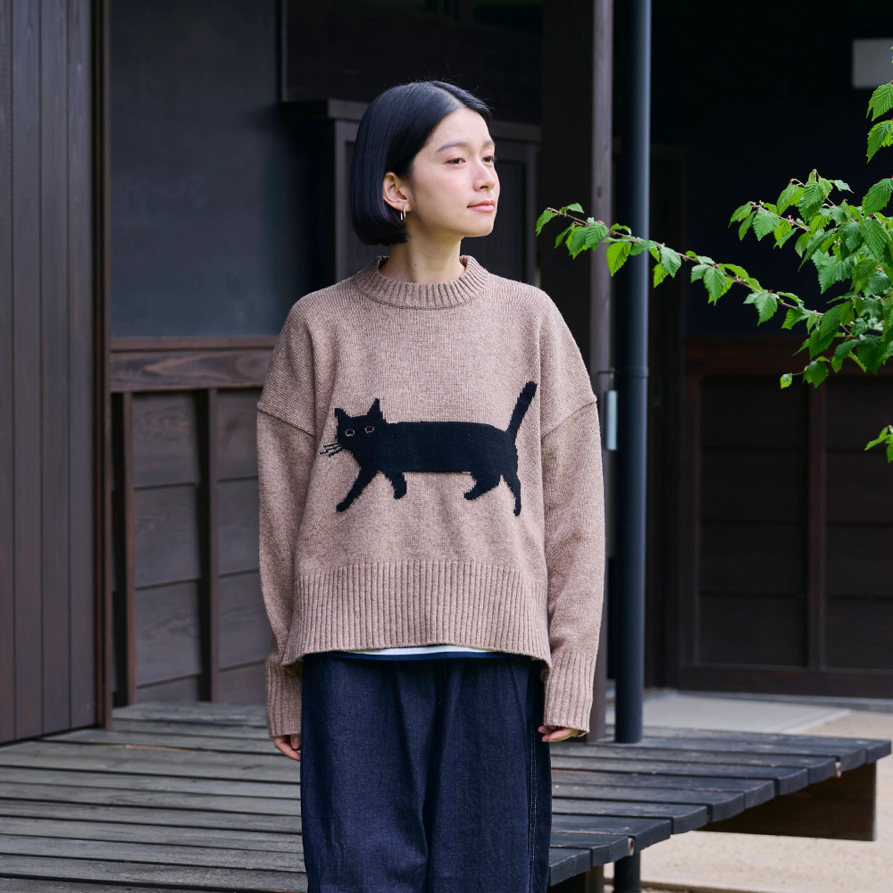 エアーヤーンコットン くろねこコモドニット ニットを着た女性の正面