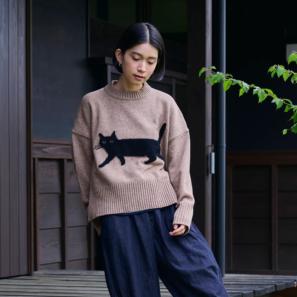 エアーヤーンコットン くろねこコモドニット ニットを着た女性の正面