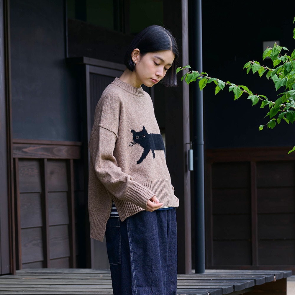 エアーヤーンコットン くろねこコモドニット ニットを着た女性の正面