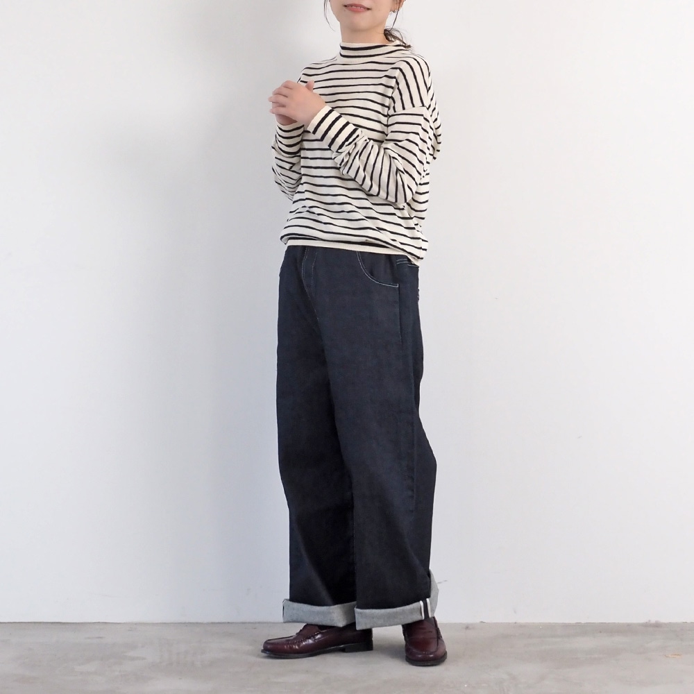 13.5ozデニム ノッポセルヴィッチパンツ　パンツを着た女性の全身
