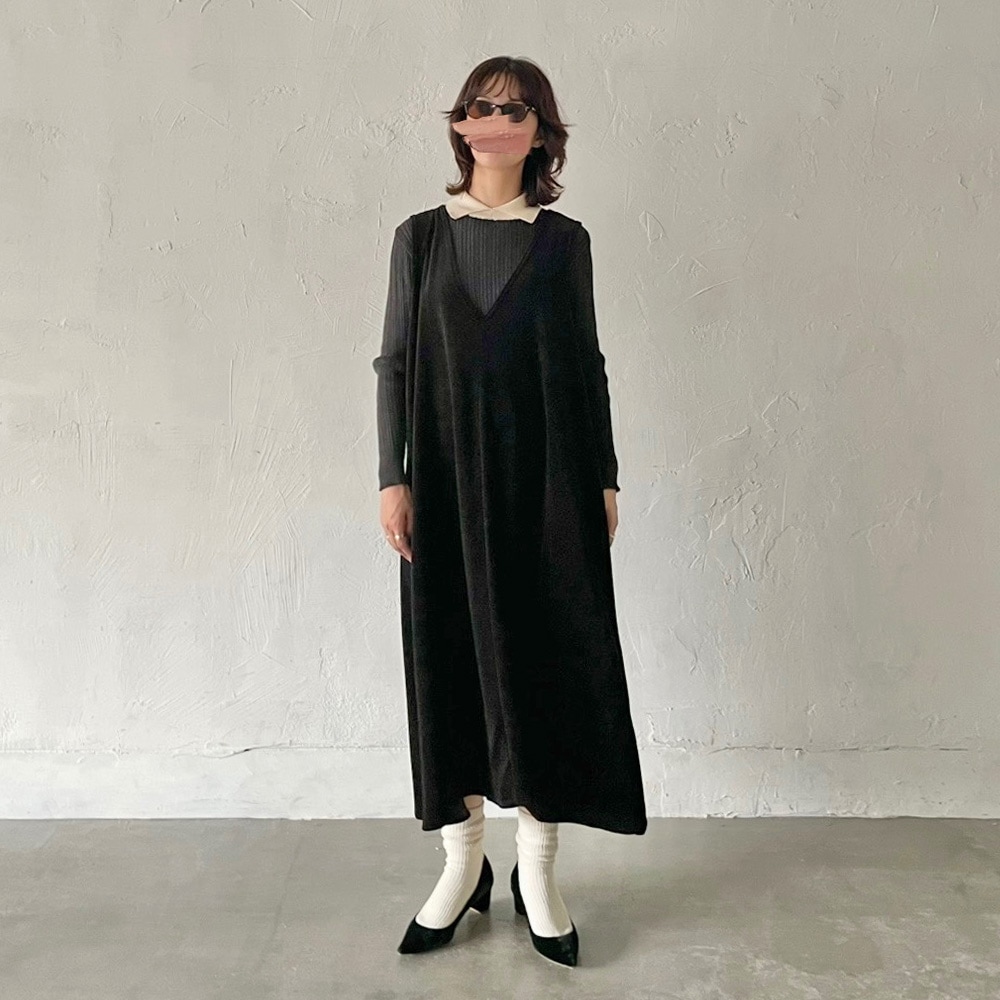 ランダムリブ シャツカラーニット　ニットを着た女性の全身