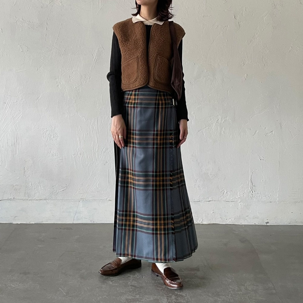 ランダムリブ シャツカラーニット　ニットを着た女性の全身