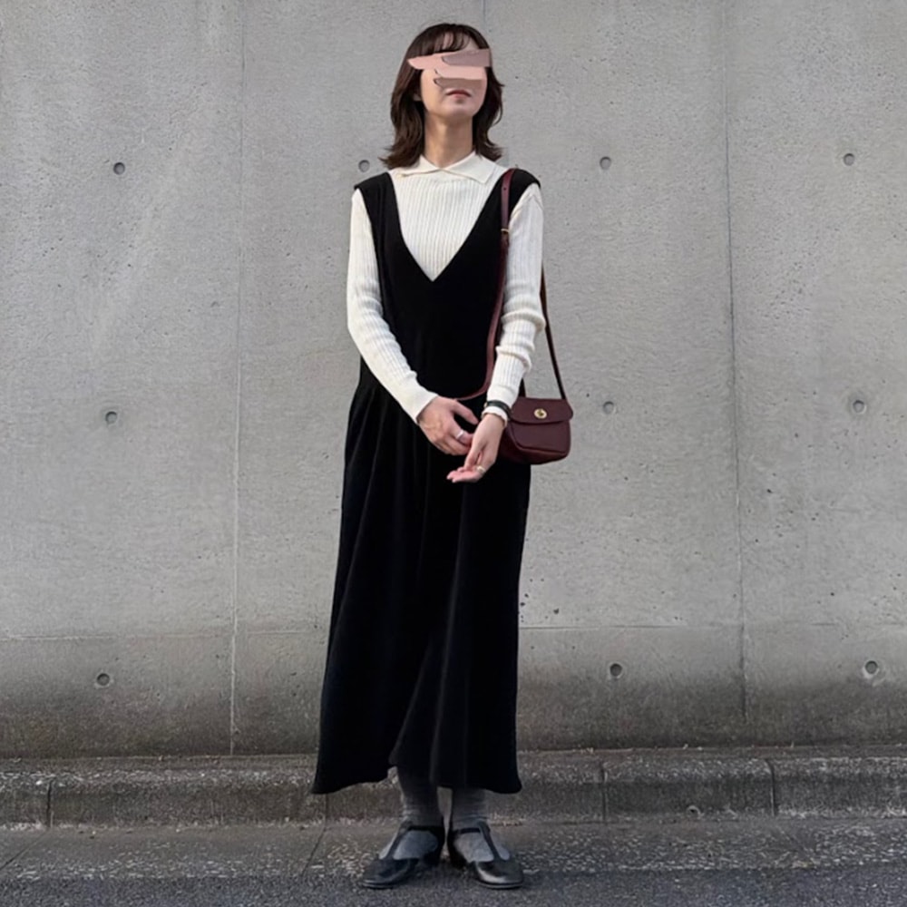 ランダムリブ シャツカラーニット　ニットを着た女性の全身