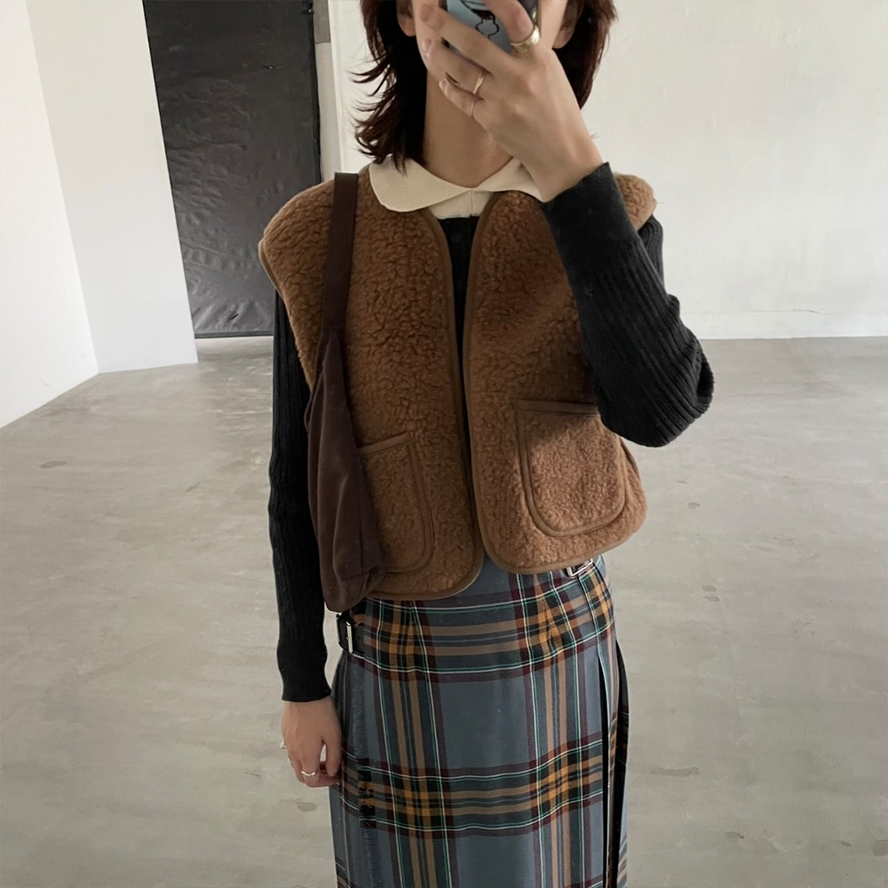 ランダムリブ シャツカラーニット　ニットを着た女性の正面