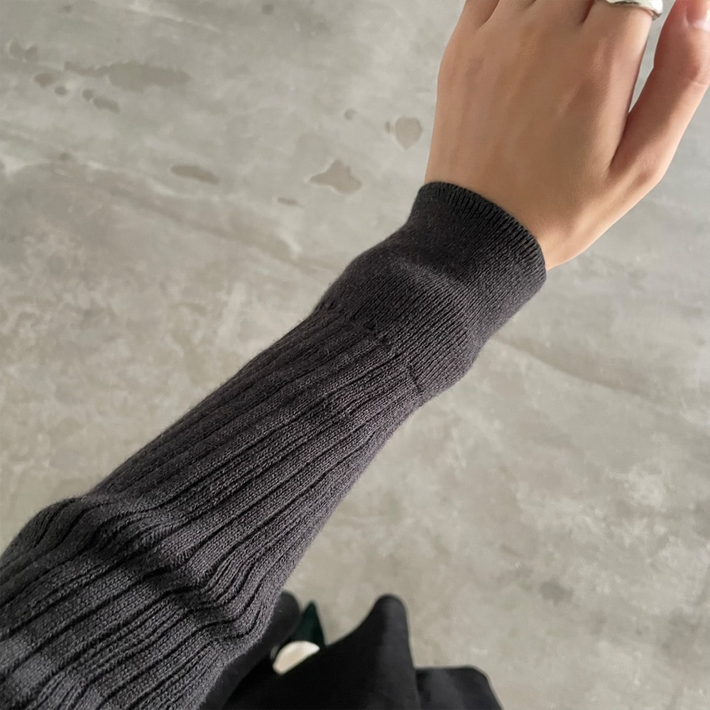 ランダムリブ シャツカラーニット　ニットを着た女性の正面