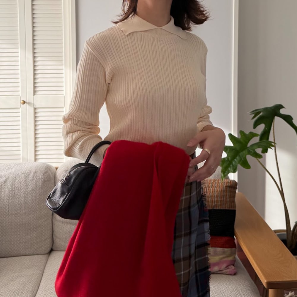 ランダムリブ シャツカラーニット　ニットを着た女性の全身