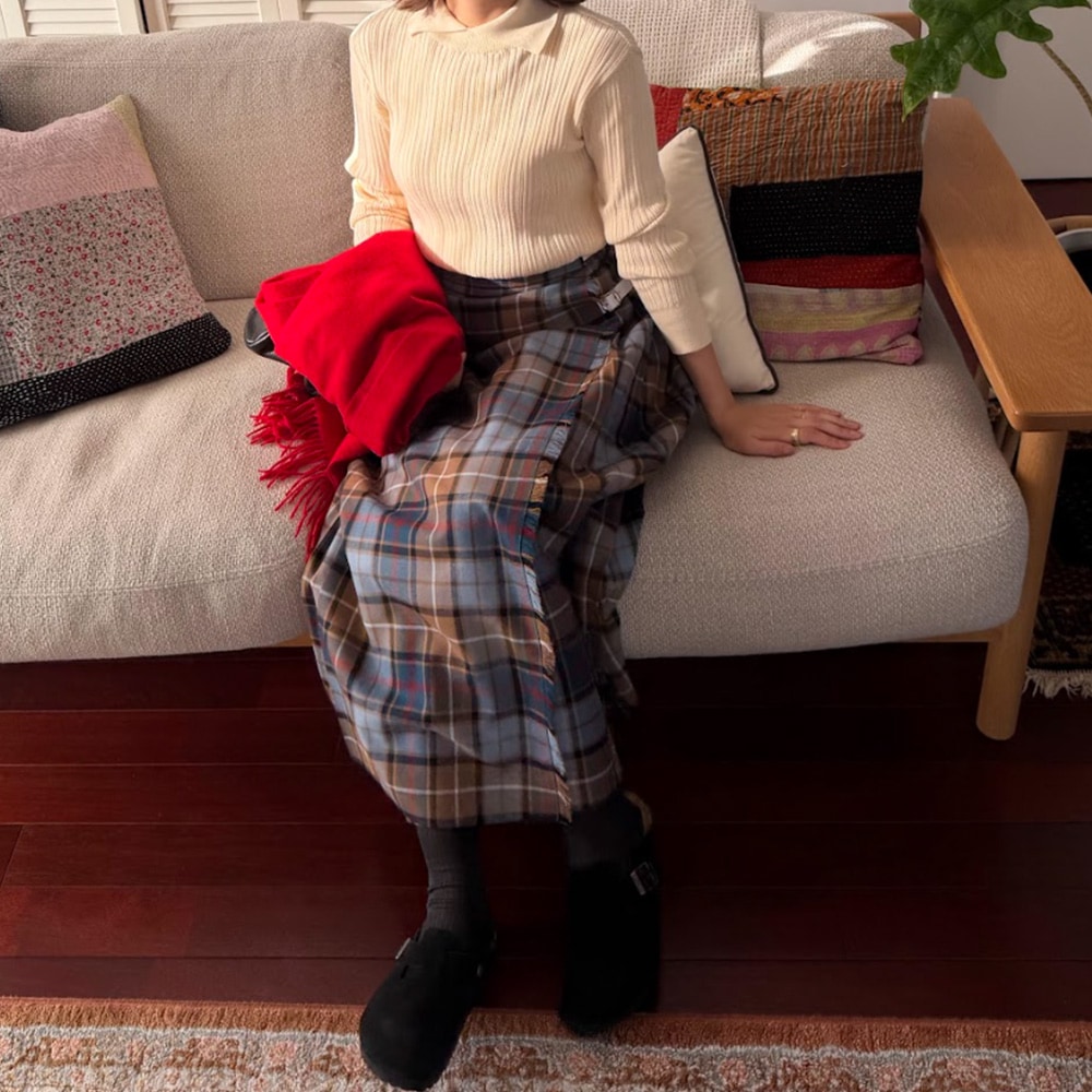 ランダムリブ シャツカラーニット　ニットを着た女性の正面