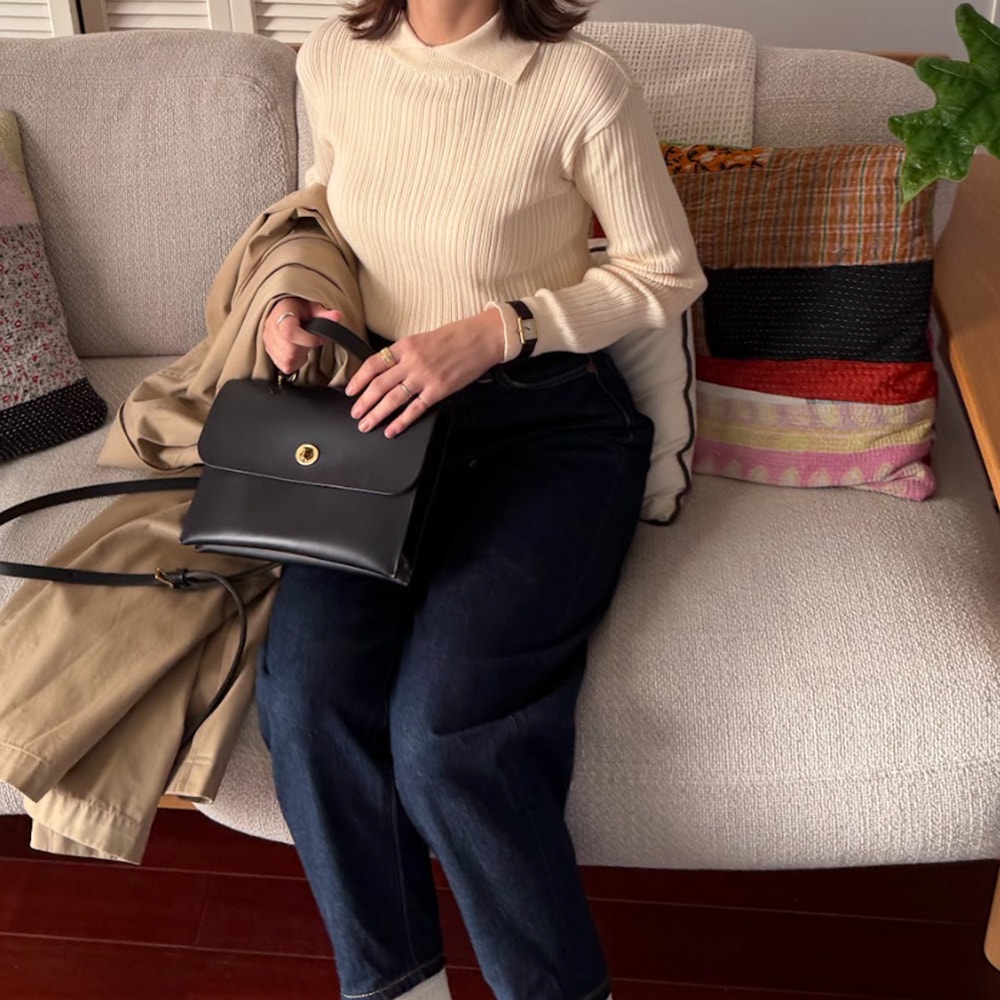 ランダムリブ シャツカラーニット　ニットを着た女性の正面