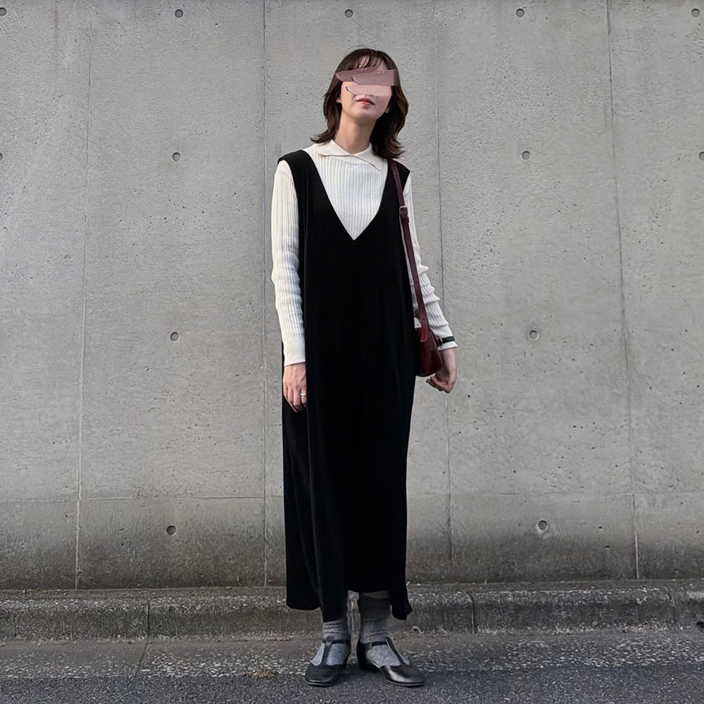 ランダムリブ シャツカラーニット　ニットを着た女性の正面