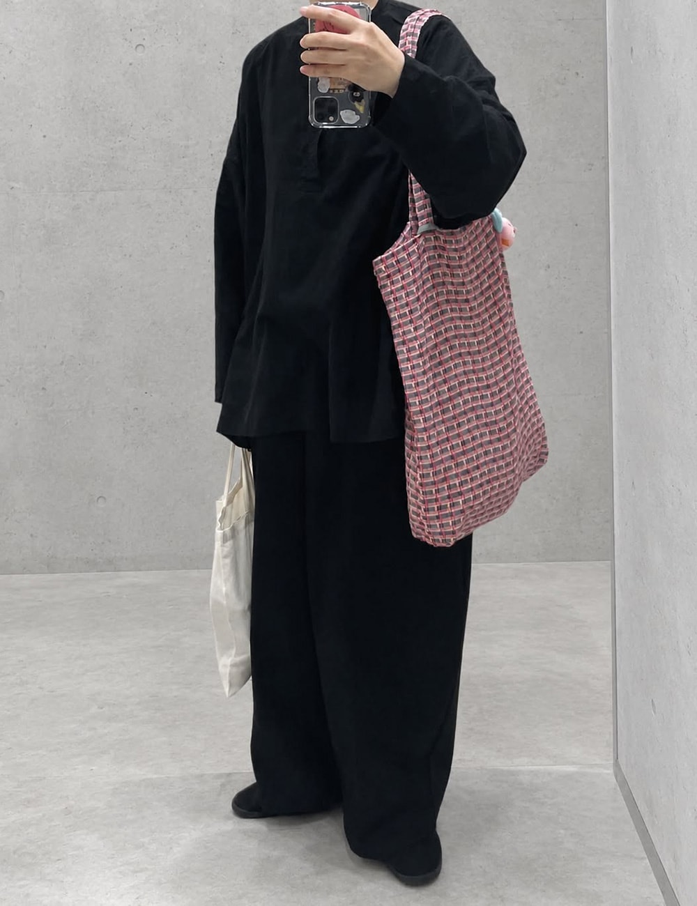 ポリエステルコットンツイルストレッチ コクーンパンツ　パンツを着た女性の全身