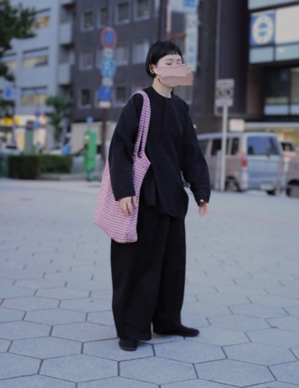 ポリエステルコットンツイルストレッチ コクーンパンツ　パンツを着た女性の全身