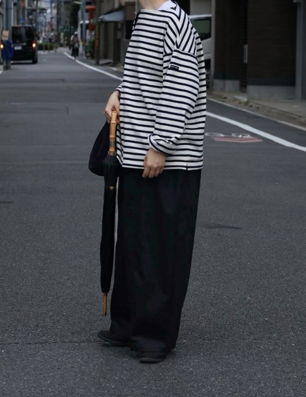 ポリエステルコットンツイルストレッチ コクーンパンツ　パンツを着た女性の正面