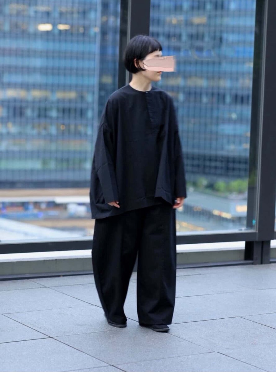 ポリエステルコットンツイルストレッチ コクーンパンツ　パンツを着た女性の全身