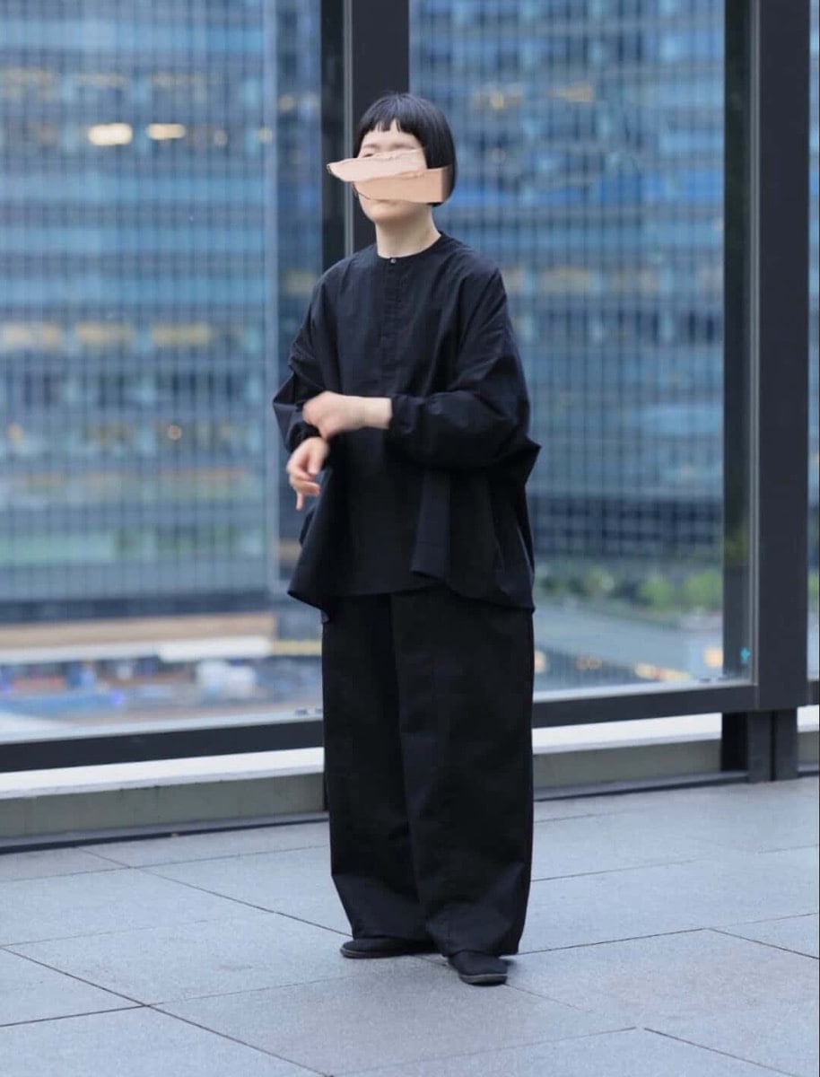 ポリエステルコットンツイルストレッチ コクーンパンツ　パンツを着た女性の正面
