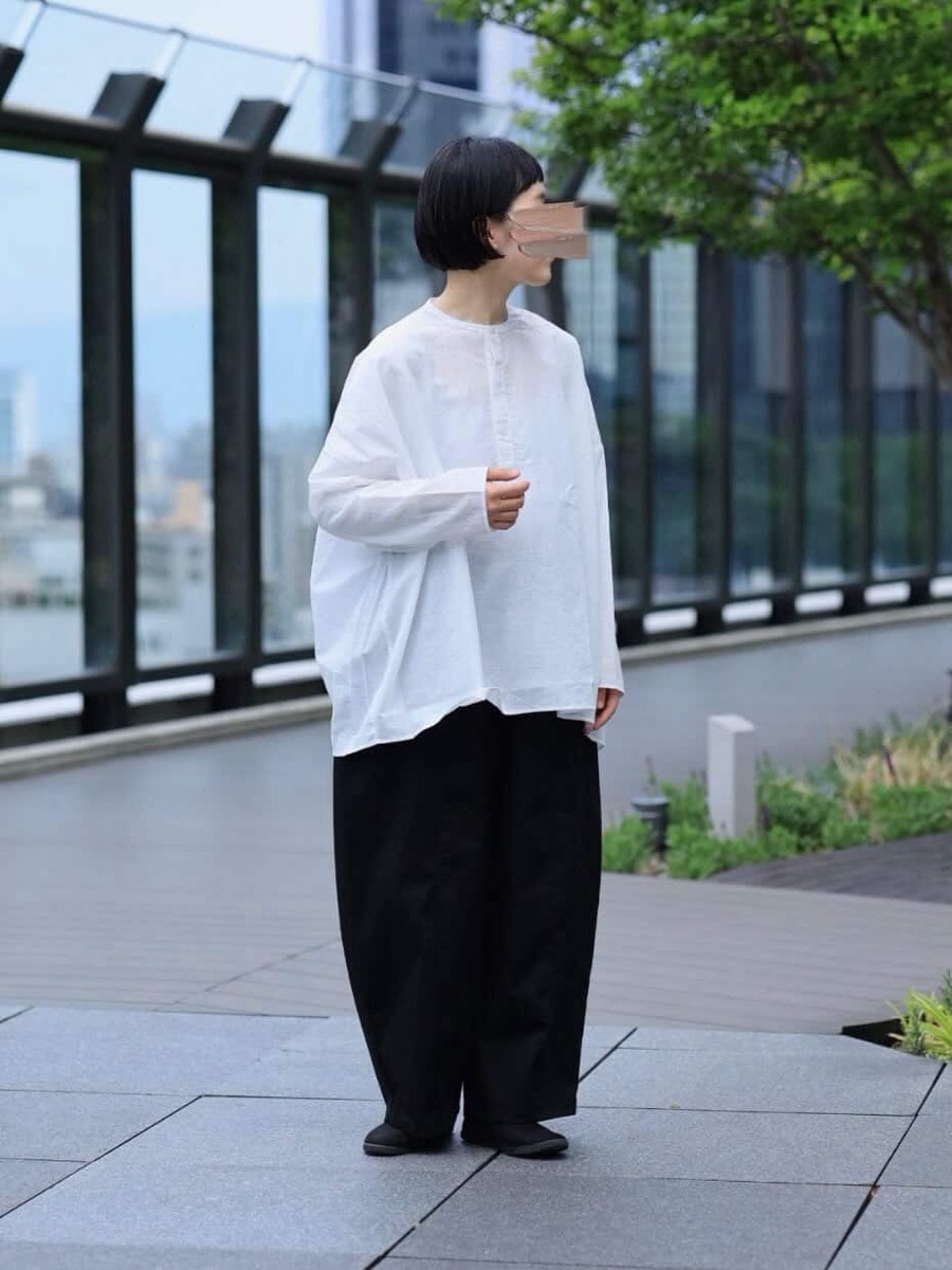 ポリエステルコットンツイルストレッチ コクーンパンツ　パンツを着た女性の正面