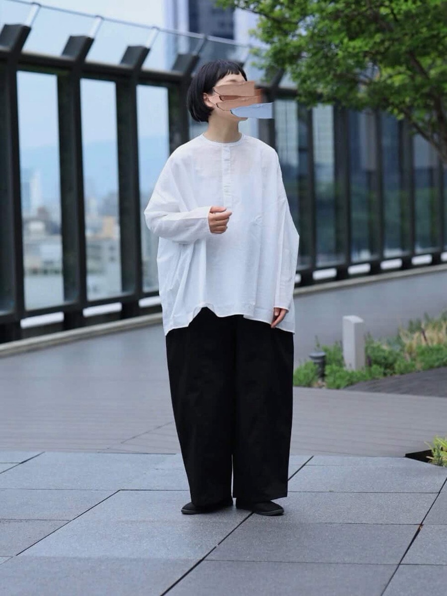ポリエステルコットンツイルストレッチ コクーンパンツ　パンツを着た女性の全身