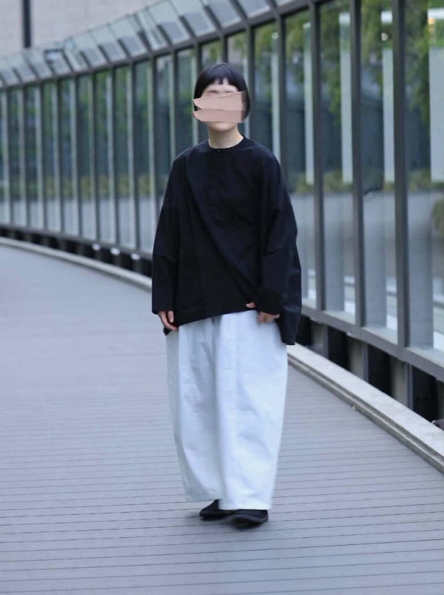 ポリエステルコットンツイルストレッチ コクーンパンツ　パンツを着た女性の全身