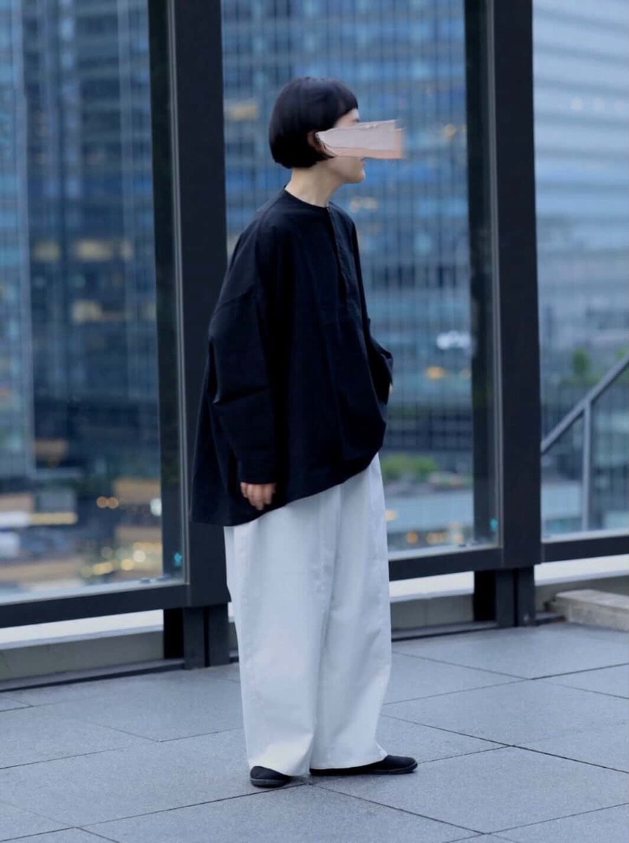 ポリエステルコットンツイルストレッチ コクーンパンツ　パンツを着た女性の正面