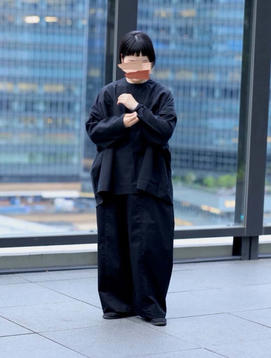 ポリエステルコットンツイルストレッチ コクーンパンツ　パンツを着た女性の全身