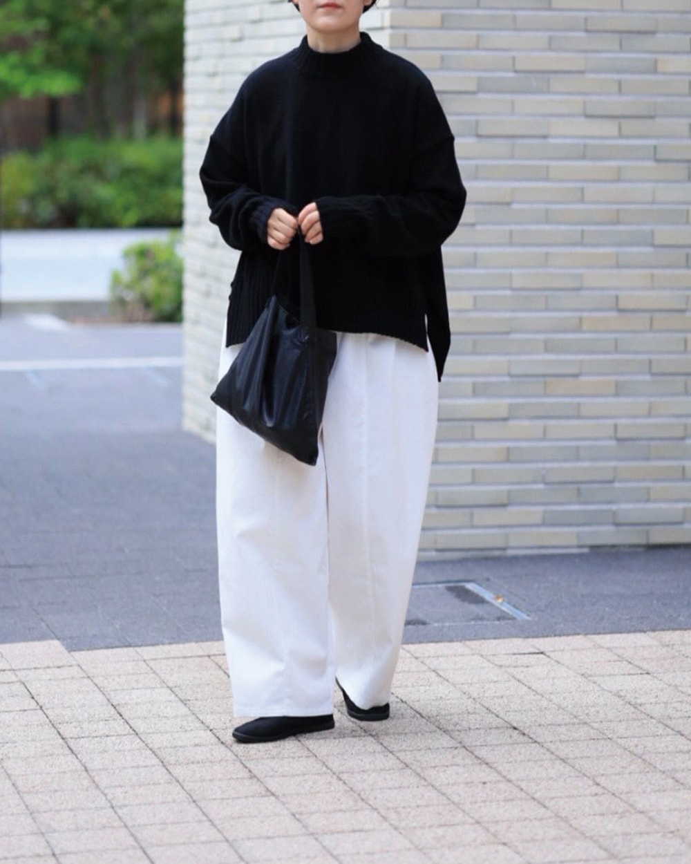 ポリエステルコットンツイルストレッチ コクーンパンツ パンツを着た女性の正面