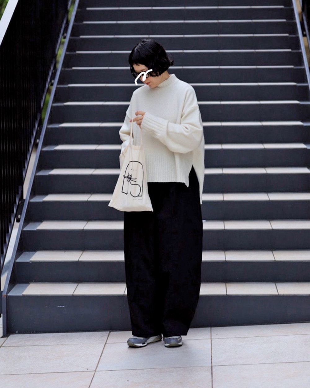 ポリエステルコットンツイルストレッチ コクーンパンツ パンツを着た女性の正面