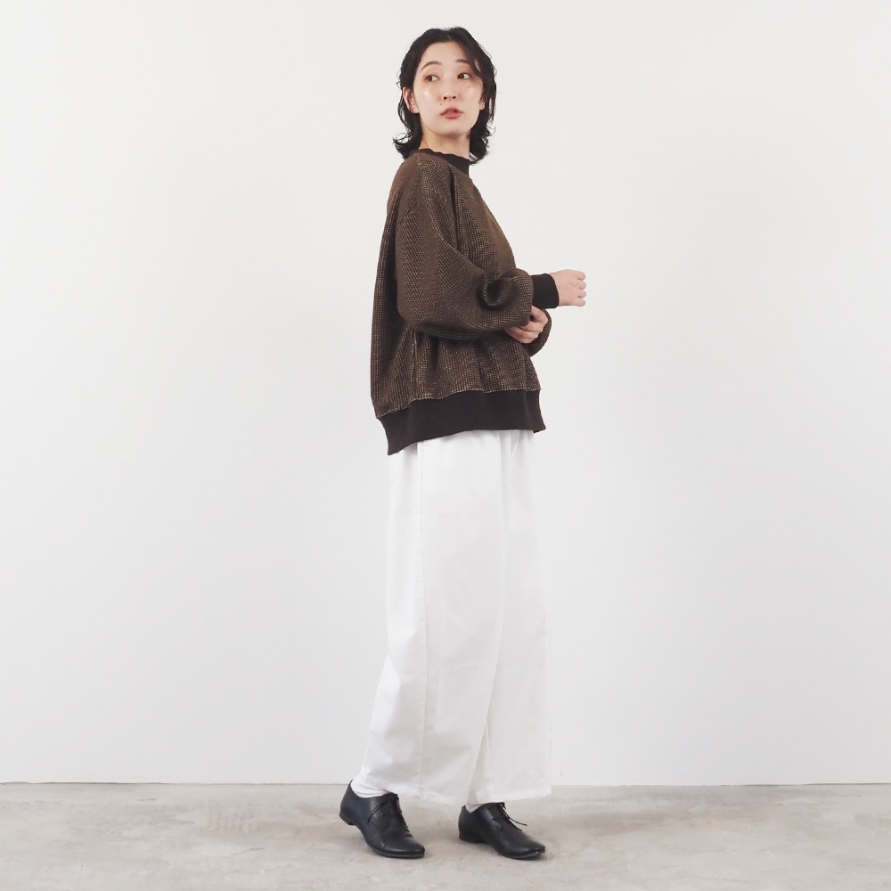 ポリエステルコットンツイルストレッチ コクーンパンツ パンツを着た女性の全身