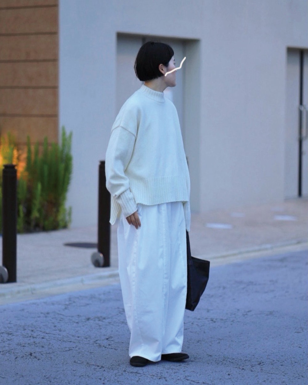 ポリエステルコットンツイルストレッチ コクーンパンツ パンツを着た女性の正面