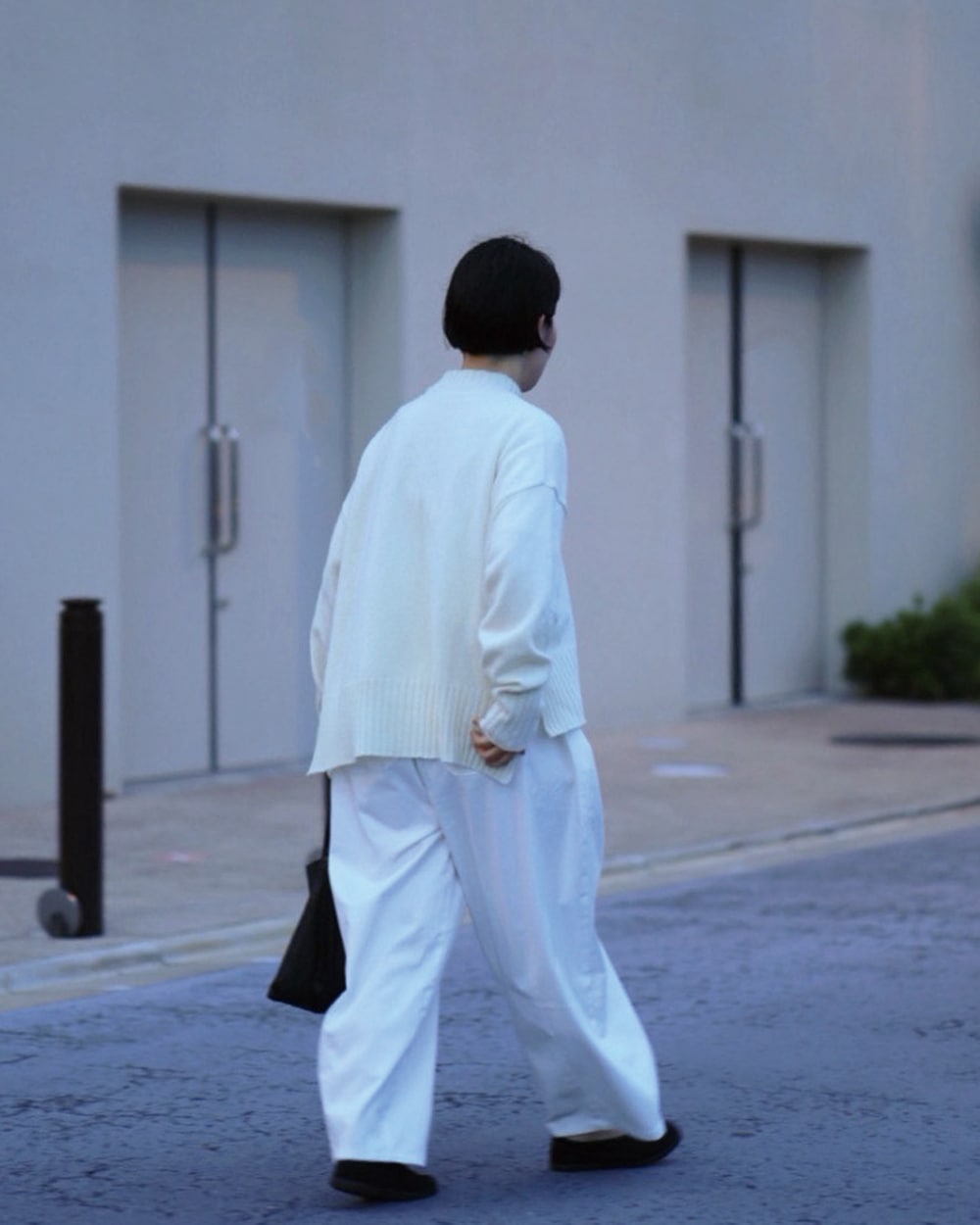 ポリエステルコットンツイルストレッチ コクーンパンツ パンツを着た女性の正面