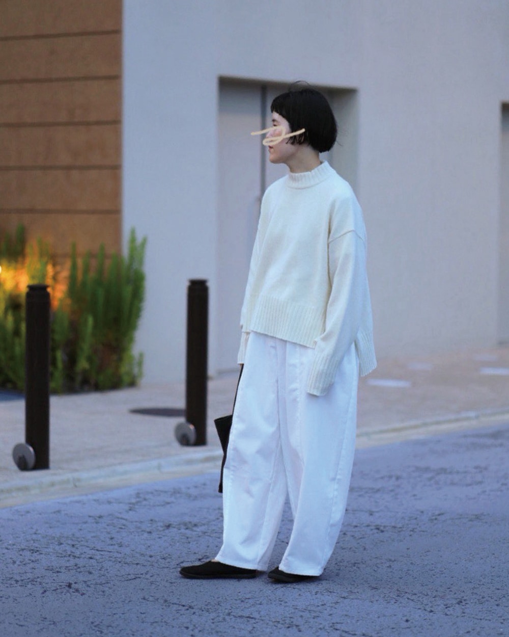 ポリエステルコットンツイルストレッチ コクーンパンツ パンツを着た女性の正面