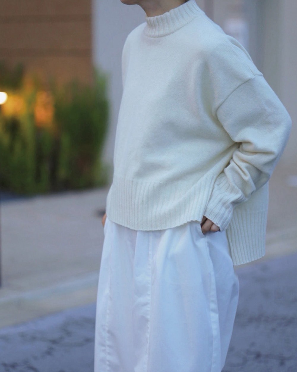 ポリエステルコットンツイルストレッチ コクーンパンツ パンツを着た女性の正面