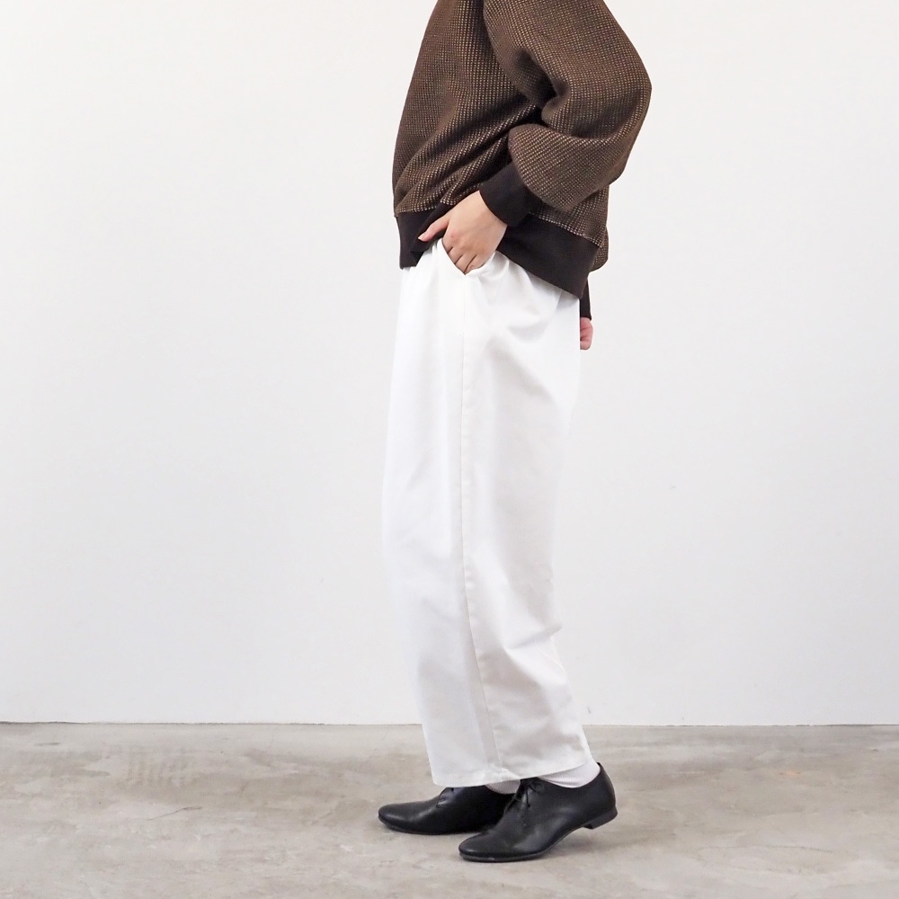 ポリエステルコットンツイルストレッチ コクーンパンツ パンツを着た女性の正面